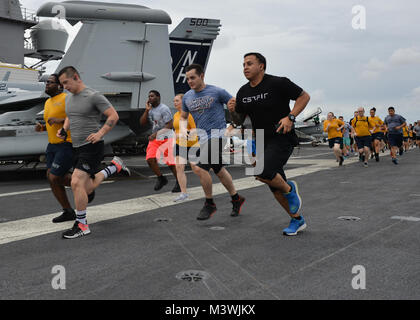 SURIGAO STRAIT (3 juillet 2017) Les marins de la Marine américaine affecté à le porte-avions USS Nimitz (CVN 68) participer à une cabine de pilotage 5K en commémoration de la bataille de Golfe de Leyte, le 3 juillet 2017, dans le détroit de Surigao. La bataille de Golfe de Leyte a fait rage à partir de 23-26 octobre 1944, opposant la marine impériale japonaise contre les forces alliées des États-Unis et l'Australie et a été le dernier grand navire de l'engagement dans l'histoire. Nimitz est actuellement en déploiement dans la 7e flotte américaine zone d'opérations. La Marine américaine a patrouillé les Indo-Asia régulièrement du Pacifique pendant plus de 70 ans la promotion de la région Banque D'Images