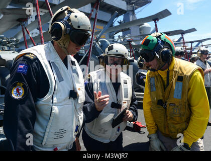 Les eaux au large de Guam (30 juin 2017) Royal New Zealand Navy menant Diver Te Tohiariki Mana, à gauche, et le Premier Maître de guerre électronique Darby Allen, milieu, parler d'opérations aériennes avec le lieutenant de la Marine américaine, de Ryan Mcfeely San Jose, Californie, à bord du porte-avions USS Nimitz (CVN 68), le 30 juin 2017, dans l'océan Pacifique. Des marins du HMNZS Te Kaha (F77) et le transporteur grève Group (CSG) 11 effectuent une série d'entraînement bilatéral des opérations destinées à accroître l'interopérabilité et de préparation. (U.S. Photo par marine Spécialiste de la communication de masse 3 classe Ian Kinkead) 170630-N-NI B812-103 Banque D'Images