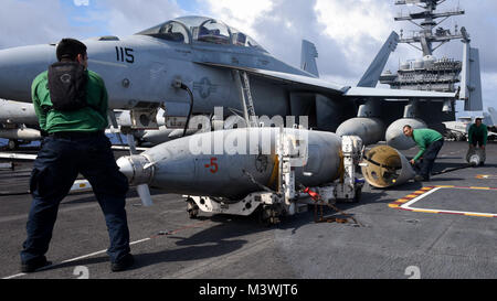 Les eaux au large de Guam (1 juillet 2017), l'aviation de la Marine américaine l'Aviateur-électricien Miguel Quintero, gauche, originaire de Los Angeles, l'aviation de l'US Navy 4400 Machiniste 1re classe Alex Alegre, moyenne, originaire de Visalia, Californie, et l'aviation de la Marine américaine mécanicien structurels 2e classe Robert Dean, droit, originaire de San Pablo, Californie, mettre une gousse de carburant de retour ensemble après avoir terminé l'entretien sur le pont d'envol du porte-avions USS Nimitz (CVN 68), 1 juillet 2017, dans l'océan Pacifique. Nimitz est actuellement en déploiement dans la 7e flotte américaine zone d'opérations. La Marine américaine a patrouillé les Indo-Asia Banque D'Images