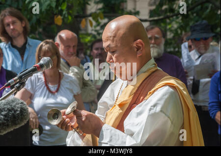 Rev. S. Nagase, moine bouddhiste à Battersea Pagode de la paix sonne les cloches après avoir parlé à la commémoration annuelle qui cette année a marqué le 70e anniversaire de l'abandon de la bombe atomique sur Hiroshima. Banque D'Images