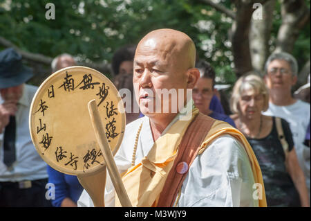 Rev. S. Nagase, moine bouddhiste à Battersea Peace Pagoda termine son contributionby de tambour à la commémoration annuelle qui cette année a marqué le 70e anniversaire de l'abandon de la bombe atomique sur Hiroshima. Banque D'Images