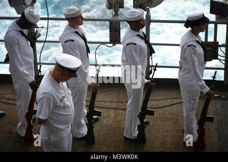 SURIGAO STRAIT (3 juillet 2017) marins affectés au porte-avions USS Nimitz (CVN 68), observer un moment de silence au cours d'une bataille de Golfe de Leyte Cérémonie de commémoration sur la plage arrière, le 3 juillet 2017, dans le dans le détroit de Surigao. La bataille de Golfe de Leyte a fait rage à partir de 23-26 octobre 1944, opposant la marine impériale japonaise contre les forces alliées des États-Unis et l'Australie et a été le dernier grand navire de l'engagement dans l'histoire. Nimitz est actuellement en déploiement dans la 7e flotte américaine zone d'opérations. La Marine américaine a patrouillé les Indo-Asia régulièrement du Pacifique pendant plus de 70 ans Banque D'Images