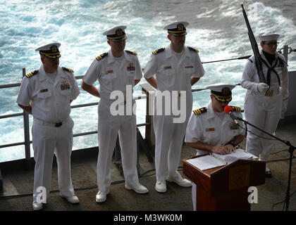SURIGAO STRAIT (3 juillet 2017) Le Cmdr. J. W. David Kurtz, la direction du porte-avions USS Nimitz (CVN 68), prononce un discours lors d'une bataille de Golfe de Leyte Cérémonie de commémoration sur la plage arrière, le 3 juillet 2017, dans le détroit de Surigao. La bataille de Golfe de Leyte a fait rage à partir de 23-26 octobre 1944, opposant la marine impériale japonaise contre les forces alliées des États-Unis et l'Australie et a été le dernier grand navire de l'engagement dans l'histoire. Nimitz est actuellement en déploiement dans la 7e flotte américaine zone d'opérations. La Marine américaine a patrouillé les Indo-Asia régulièrement du Pacifique pendant plus de 70 Banque D'Images