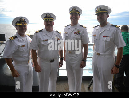 SURIGAO STRAIT (3 juillet 2017) Les marins à bord du porte-avions USS Nimitz (CVN 68), posent pour une photo de groupe à la suite d'une bataille de Golfe de Leyte Cérémonie de commémoration, le 3 juillet 2017, dans le détroit de Surigao. La bataille de Golfe de Leyte a fait rage à partir de 23-26 octobre 1944, opposant la marine impériale japonaise contre les forces alliées des États-Unis et l'Australie et a été le dernier grand navire de l'engagement dans l'histoire. Nimitz est actuellement en déploiement dans la 7e flotte américaine zone d'opérations. La Marine américaine a patrouillé les Indo-Asia régulièrement du Pacifique pendant plus de 70 ans la promotion de la paix un Banque D'Images