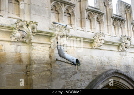 Sculptures grotesques sur le mur de l'église chrétienne de St Marie la Vierge, l'église officielle à l'université d'Oxford, en Angleterre. Banque D'Images