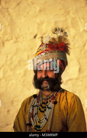 L'Inde. Le Rajasthan. Jaipur. Homme appelé Ram Sing Chauhan avec l'un des plus grands du monde de la moustache. 7,8 mètres de long. Portrait. Banque D'Images
