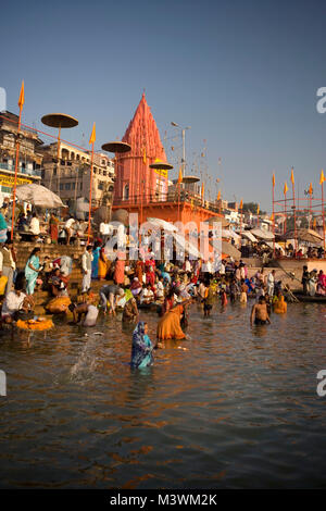 L'Inde, Varanasi (Bénarès). Les Ghats. Hindu pelgrims echelle , prosterné dans le Gange. Ganga Mahotsava Festival (Festival des lumières pour les Dieux) Banque D'Images