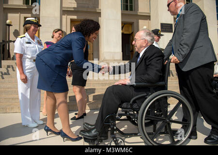 Adjoint au Ministre de la Défense pour les affaires publiques Dana W. White, USS Arizona accueille les anciens combattants de la Marine survivant Fire Controlman Lauren Bruner au Pentagone à Arlington, en Virginie, le 17 juillet 2017. L'Arizona a été attaqué à Pearl Harbor au début de la Seconde Guerre mondiale. (DoD photo par EJ Hersom) 170721-D-DB155-003 par DoD Nouvelles Photos Banque D'Images