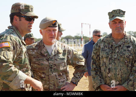 Un soldat des forces spéciales de l'armée américaine de nombreux détails d'événements à Fuerzas Comando U.S. Special Operations Command, le général de l'armée, Raymond A. Thomas III (au centre), et la marine Sma arrière. Collin, vert, commandant du Commandement des opérations spéciales, du 24 juillet 2017, dans la région de Vista Alegre, au Paraguay. La concurrence favorise la coopération multinationale et renforce l'interopérabilité entre les pays participants. (U.S. Photo de l'armée par le sergent. Osvaldo Equite/libérés) 170724-A-S443-045 par ussouthcom Banque D'Images