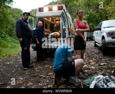 Après un automne difficile vers la fin de la randonnée cycliste cours de la Sauvage, jour obtient sa plaie pansée par les ambulanciers. Elle a poursuivi et achevé la course avec son équipe. (U.S. Air Force photo/Senior Airman Andrew Lee) sauvage - 011 par AirmanMagazine Banque D'Images