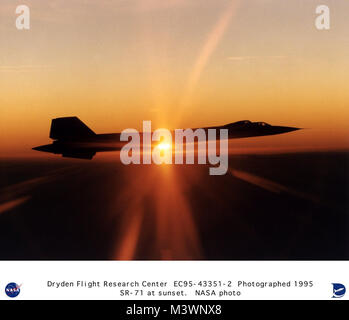 Après le SR-71 a été annulé, l'Armée de l'air prêté trois avions de la NASA pour la grande vitesse et à haute altitude à la recherche aéronautique. (Photo NASA) SR-71B - Mach 3 Formateur en vol au coucher du soleil par AirmanMagazine Banque D'Images