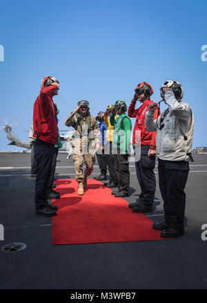 Le Golfe Arabique (Aug. 24, 2017) Le Général de l'armée américaine Joseph Votel, commandant du Commandement central des États-Unis, est joué à bord du porte-avions USS Nimitz (CVN 68) par l'arc-en-ciel sideboys, le 24 août, 2017, dans le golfe Arabo-Persique. Nimitz est déployée dans la 5e flotte américaine zone d'opérations dans le cadre de l'opération inhérents résoudre. Alors que dans cette région, le navire et d'attaque mènent des opérations de sécurité maritime pour rassurer les alliés et les partenaires, de préserver la liberté de navigation, et de maintenir la libre circulation du commerce. (U.S. Photo par marine Spécialiste de la communication de masse Seaman Emily Johnston) 170824-N-LC642-041 Banque D'Images