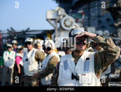 Le Golfe Arabique (Aug. 24, 2017) Le Général de l'armée américaine Joseph Votel, commandant du Commandement central des États-Unis, observe les opérations de vol au cours d'une visite à bord du porte-avions USS Nimitz (CVN 68), le 24 août, 2017, dans le golfe Arabo-Persique. Nimitz est déployée dans la 5e flotte américaine zone d'opérations dans le cadre de l'opération inhérents résoudre. Alors que dans cette région, le navire et d'attaque mènent des opérations de sécurité maritime pour rassurer les alliés et les partenaires, de préserver la liberté de navigation, et de maintenir la libre circulation du commerce. (U.S. Photo par marine Spécialiste de la communication de masse 3 Classe Leon Wong) 170824-N-XL0 Banque D'Images