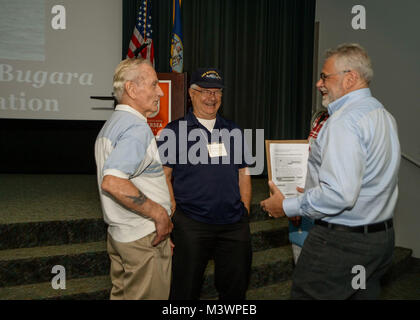 170825-N-VH385-006 KEYPORT, Washington (25 août 2017) - d'anciens membres de l'USS Balao était sous-marin de classe Bugara (SS-331) parler à George Galasso (à droite), le surintendant adjoint de la côte Olympique National Marine Sanctuary, avant l'affichage d'une diffusion en directe de la première exploration archéologique de l'USS Bugara dans l'auditorium du Musée Naval Undersea Warfare à Naval Undersea Warfare Center-Keyport. La Bugara coulé au large de la côte Olympique en 1971 et la NOAA fait équipe avec l'exploration océanique Trust pour évaluer l'état de la Bugara ainsi que les organismes de l'océan comment réagissent avec l'en Banque D'Images