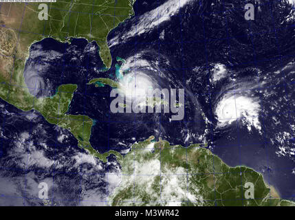 170908-O-N0204-001 OCÉAN ATLANTIQUE (septembre 1994). 8, 2017) Un satellite GOES image prise le 8 septembre 2017 à 9:45 HNE montre l'ouragan l'Irma, centre, dans la mer des Caraïbes, l'Ouragan Jose, droite, dans l'océan Atlantique, et l'Ouragan Katia dans le golfe du Mexique. L'ouragan l'Irma est un ouragan de catégorie 4 avec des vents soutenus de 155 km/h et est à environ 500 kilomètres au sud-est de Miami, déménagement ouest-nord-ouest à 16 km/h. L'ouragan avertissements ont été émis pour la Floride du Sud, tandis que la tempête devrait toucher terre en Floride. (U.S. Photo gracieuseté de la marine de la LNR/libérés) 170908-O-N0204-001 par photographie Cu Banque D'Images