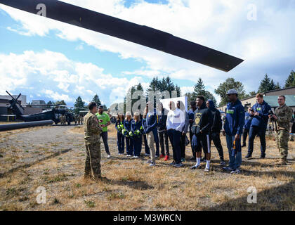 170920-N-VH385-261 JOINT BASE LEWIS MCCHORD-, Washington (septembre 1994). 19, 2017) Les membres des Seahawks de Seattle ont bénéficié d'une visite guidée d'un hélicoptère CH-47 Chinook au cours du 6e congrès annuel de l'USAA cérémonie de passation de commandement à Joint Base Lewis-McChord. Cette année, les Seattle Seahawks et USAA présenté l'Armée's 1st Special Forces Group avec le 12ième homme Drapeau, après une saison de transport du nord-ouest de la région marine de drapeau. (U.S. Photo par marine Spécialiste de la communication de masse 2e classe Wyatt L. Anthony) 170919-N-VH385-261 par Naval Base Kitsap (NBK) Banque D'Images