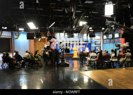 L'activité de média de la défense (DMA) écoute du personnel en tant qu'invité spécial et conférencier principal, Mme Sous Aixlinux Diaz, un correspondant avec Hearst Television, effectue une séance de questions et réponses avec l'auditoire en studio. Diffuseur DMA, Air Force SSgt. Jevon Smith, de médiateur lors de la DMA hispanique et d'événement le Mois du patrimoine tenue à la DMA pour les Studio One, Fort George G. Meade, Maryland. (DoD photo de Marvin Lynchard) 170920-D-FW736-0012 Banque D'Images