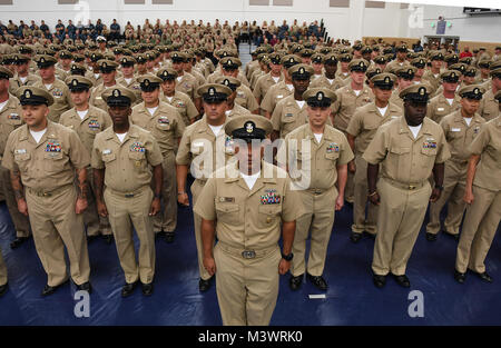170922-N-UK306-025 MAYPORT, Floride (sept. 22, 2017) Les membres de la station navale de Mayport Mess du chef au garde à vous lors d'un premier maître de cérémonie l'épinglage à la base de sport. (U.S. Photo par marine Spécialiste de la communication de masse 2e classe Timothy Schumaker) Parution/170922-N-UK306-025 par conservateur Photographie Banque D'Images