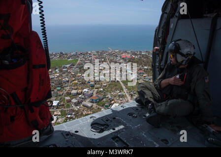 170923-N-BD308-1321 DOMINIQUE (sept. 23, 2017) Aircrewman Naval (hélicoptères) 2e classe Logan enquêtes Parkinson dégâts sur l'île de la Dominique à la suite de l'arrivée de l'Ouragan Maria. Le ministère de la Défense soutient l'Agence des États-Unis pour le développement international (USAID), le principal organisme fédéral, en aidant les personnes touchées par l'Ouragan Maria afin de minimiser la souffrance et est une composante de l'ensemble de l'intervention. (U.S. Photo de marine de 3e classe, spécialiste des communications de masse de Levingston Lewis/libérés) 170923-N-BD par ussouthcom308-1321 Banque D'Images