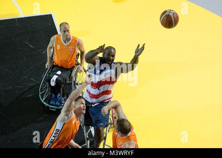 La CPS de l'armée à la retraite. Anthony Pone atteint pour un rebond entre défenseurs des Pays-Bas de basket-ball pendant le tour préliminaire au cours de la 2017 Invictus Games à Toronto, Canada, le 28 septembre 2017. (DoD photo par EJ Hersom) 170928-D-DB155-002 par DoD Nouvelles Photos Banque D'Images