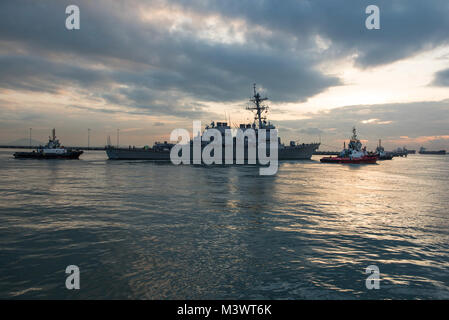 171005-N-OU129-024, CHANGI Singapour (oct. 5, 2017) La classe Arleigh Burke destroyer lance-missiles USS John S. McCain (DDG 56) est remorqué à partir de la jetée à la base navale de Changi, Octobre 5, 2017 pour répondre aux navires de transport lourd Trésor MV. Treasure vous transportera à McCain Activités flotte pour les réparations. Yokosuka (U.S. Photo par marine Spécialiste de la communication de masse 2e classe Joshua Fulton/libérés) 171012-N-OU129-024 par conservateur Photographie Banque D'Images