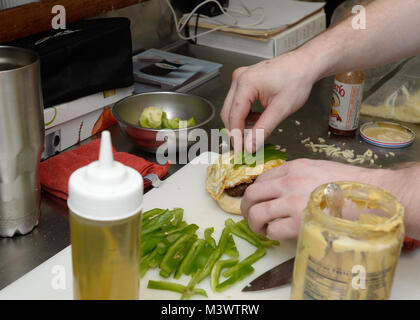 un-marin-de-l-us-navy-pr-pare-un-repas-dans-la-cuisine-arri-re-bord