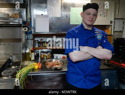 un-marin-de-l-us-navy-pr-pare-un-repas-dans-la-cuisine-arri-re-bord