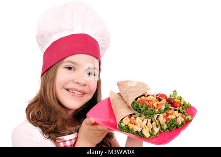 Happy little girl cook avec burritos Banque D'Images