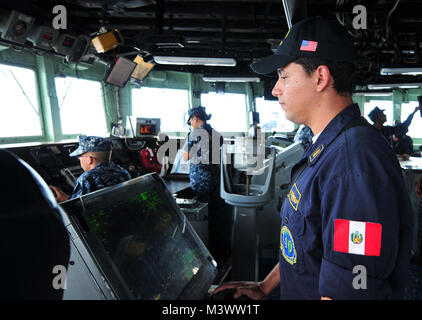 121016-N-ZE938-125 MER DES CARAÏBES (oct. 16, 2012) Le lieutenant Paolo Camogliano, un officier de marine affecté à l'Escadron de destroyers américains de destroyers (40), examine un écran radar de navigation tout en agissant en tant que dirigeant de la plate-forme à bord de la classe Oliver Hazard Perry frégate lance-missiles USS Underwood (FFG 36). Underwood est déployée sur les Caraïbes à l'appui de l'opération Martillo et 4ème flotte américaine a pour mission, dans le sud de Mer 2012. La Marine américaine est fiable, flexible et prêt à intervenir dans le monde entier sur, au-dessus, et en dessous de la mer. Inscrivez-vous à la conversation sur les médias sociaux à l'aide de # la guerre. (U.S. Ma photo de la marine Banque D'Images
