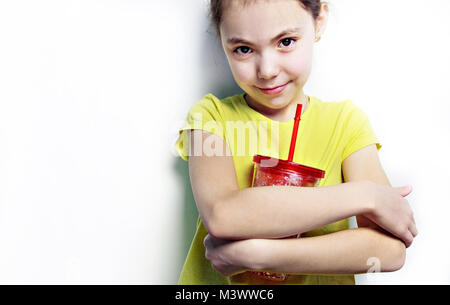 La fille dans le t-shirt jaune avec le big red glass. Banque D'Images