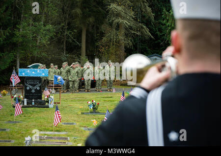 171111-N-EH218-0088 GARDINER, Washington (nov. 11, 2017) attribué à Seabees Naval Facilities Engineering Command Northwest saluer comme des Pre est joué lors d'un mémorial en hommage à Marvin 3e classe Mécanicien Construction Glenn Shields au cimetière de Gardiner. La cérémonie a rendu hommage à la seule bénéficiaire de la médaille d'honneur Seabee et vétéran du Vietnam, Shields, qui a reçu à titre posthume la plus haute distinction militaire pour son action et pour donner sa vie pour sauver des camarades alors que sous le feu ennemi. (U.S. Photo par marine Spécialiste de la communication de masse 2e classe Ryan J. Batchelder/libérés) 171111-N-EH218-00 Banque D'Images