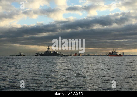 171124-N-IL318-027 La baie de Tokyo, Japon (nov. 24, 2017) La classe Arleigh Burke destroyer lance-missiles USS Fitzgerald (DDG 62) se distingue par l'avant qu'elle est chargée sur le navire de transport lourd Transshelf MV. Le transport sera Transshelf Fitzgerald à Pascagoula, Mississippi pour terminer les réparations. (U.S. Photo par marine Spécialiste de la communication de masse 2e classe William McCann/libérés) 171124-N-il conservateur Photographie par318-027 Banque D'Images