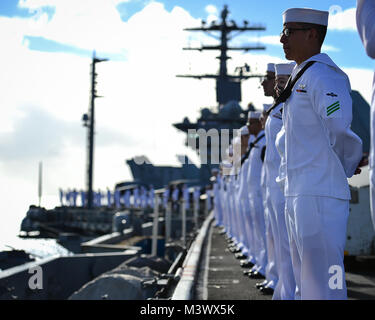 Océan Pacifique (nov. 21, 2017) Les marins de la Marine américaine l'homme les rails à bord du porte-avions USS Nimitz (CVN 68), alors que le navire se prépare à s'amarrer à Joint Base Harbor-Hickam Pearl. Le groupe aéronaval du Nimitz est sur une mutation à l'ouest du Pacifique. La Marine américaine a patrouillé dans la région du Pacifique-Indo-Asia couramment pour plus de 70 ans de promouvoir la paix et la sécurité. (U.S. Photo par marine Spécialiste de la communication de masse 3 Classe Cole Schroeder) 171125-N-JH929-112 par Naval Base Kitsap (NBK) Banque D'Images