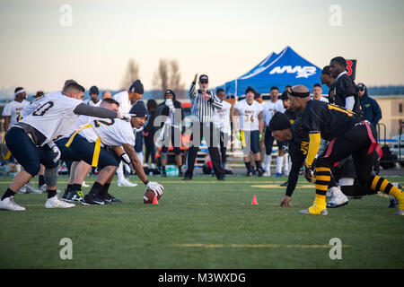 171208-N-EH218-0331 Oak Harbor, Washington (déc. 8, 2017) marins et soldats alignés les uns contre les autres lors de la 18ème armée annuel/Navy flag football match entre le nord-ouest de la région de la Marine et joint Base Lewis-McChord tenue à Costen Turner Field. Le jeu a eu lieu avant la rivalité entre jeu de football U.S. Naval Academy, les aspirants de marine, et l'Académie militaire des États-Unis, de l'armée de chevaliers noirs. (U.S. Photo par marine Spécialiste de la communication de masse 2e classe Ryan J. Batchelder/libérés) 171208-N-EH218-0331 par Naval Base Kitsap (NBK) Banque D'Images