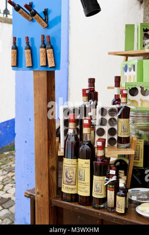 Boissons alcoolisées cerisier portugais à vendre à Obidos, Portugal Banque D'Images