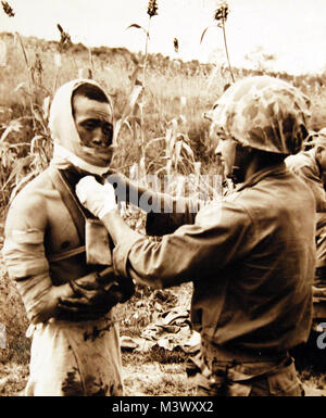 80-G-420243 : Guerre de Corée, 1950-1953. Poste de secours de première ligne mis en place par les médecins de la Marine américaine servant avec 5e Division de marines, Séoul, Corée. POW nord-coréen pris près de la rivière a des blessures par balle dans son bras et la mâchoire. Il est bandé par Hospital Corpsman Harry Fry, USNR. Septembre 19, 1950 photographié. Photographie officielle de la Marine américaine, maintenant dans les collections des Archives nationales. (2017/12/13). 80-G-420243 o  24172822237 Banque D'Images