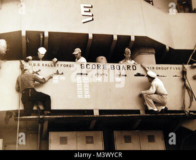 80-G-428043 : Guerre de Corée, 1950-1953. USS Valley Forge (CV-45). Les membres de l'équipage et d'oeil sur un agent en chef de la marine rend compte de cibles détruites par air group, 24 août 1950. Photographie de la Marine américaine officielle, aujourd'hui dans les collections des Archives nationales. (2018/01/10). 80-G-428043 o  24749365807 Banque D'Images