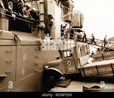 80-G-442233 : Guerre de Corée, 1950-1953. Chariot de nettoyage à sec japonais qui s'est étalée jusqu'USS St. Paul (CA-73) lorsque ses freins défectueux. Le navire était dans un port japonais avant de revenir à une station de la côte coréenne, le 24 mai 1952. Photographie de la Marine américaine officielle, aujourd'hui dans les collections des Archives nationales. (2018/01/10). 80-G-442233 o  24749318157 Banque D'Images