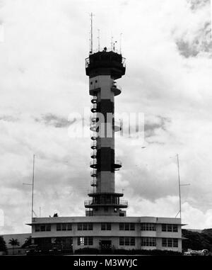 80-G-680532 : Control Tower (168 mètres de haut) au Naval Air Station, Pearl Harbor, le 10 juillet 1955. Photographie de la Marine américaine officielle, aujourd'hui dans les collections des Archives nationales. (2018/01/17). 80-G-680532 o  27969796369 Banque D'Images