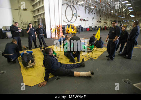 180118-N-UD522-029 OCÉAN PACIFIQUE (jan. 18, 2018) la conduite des marins de la formation médicale au cours d'un forage à grand nombre de blessés à bord de l'USS JOHN C. STENNIS (CVN 74). John C. Stennis est en cours d'un exercice de routine, car elle continue la préparation de son prochain déploiement. (U.S. Photo par marine Spécialiste de la communication de masse 2e classe David A. Brandenburg/libérés) 180118-N-UD522-029 par Naval Base Kitsap (NBK) Banque D'Images