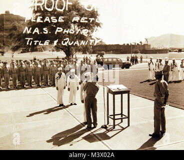 80-G-419189 : Pearl Harbor, Territoire de New York, mai 1943. Le Capitaine Wallace M. Dillon présente Purple Heart au Naval Air Station, la baie de Kaneohe. Illustré : S1 Fred William Jordan reçoit un prix. Également décerné lors de la cérémonie ont été RRTP3 Leroy G. Maltby et AM2 Wayne Alford Johnson. Les hommes ont été blessés au cours de l'raid japonais le 7 décembre 1941. Photographie de la Marine américaine officielle, aujourd'hui dans les collections des Archives nationales. (2018/01/24). 80-G-419189 o  38979975545 Banque D'Images