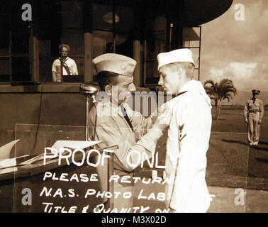 80-G-419190 : Pearl Harbor, Territoire de New York, mai 1943. Le Capitaine Wallace M. Cillon présente Purple Hearts au Naval Air Station, la baie de Kaneohe, territoire d'Hawaï. Les RRTP3 Leroy G. Maltby reçoit le prix pour blessures reçues au cours d'attaque japonaise le 7 décembre 1941. Photographie de la Marine américaine officielle, aujourd'hui dans les collections des Archives nationales. (2018/01/24). 80-G-419190 o  25007659127 Banque D'Images