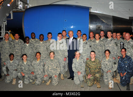 La BASE AÉRIENNE DE SOTO CANO, United States -- Le Vice-président Joe Biden grâce Joint Task Force-Bravo membres pour leur service avant de quitter le Honduras après sa rencontre bilatérale avec le Président Lobo à Tegucigalpa, le 6 mars. La FOI-Bravo est composé de plus de 600 militaires américains et plus de 650 aux États-Unis et les civils qui mener et soutenir des opérations conjointes, des actions et des activités tout au long de la zone d'opérations interarmées le maintien d'une présence de l'avant afin d'améliorer la sécurité, la stabilité et la coopération. (U.S. Air Force photo/Le s.. Bryan Franks) Vice-président visites Honduras par nous Banque D'Images