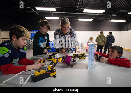 180125-N-EH218-0015 KEYPORT, Washington (janvier 1985). 25, 2018) Les étudiants de l'Union School District participer à une démonstration de robotique au cours d'une journée à la tige de la Marine Naval Undersea Museum. Jours de la tige de la marine est un programme d'éducation résultant de la collaboration entre le musée, le Musée de la Marine de Puget Sound, le chantier naval de Puget Sound et l'Installation de maintenance de niveau intermédiaire, et le Naval Undersea Warfare Centre Division Keyport. (U.S. Photo par marine Spécialiste de la communication de masse 2e classe Ryan J. Batchelder/libérés) 180125-N-EH218-0015 par Naval Base Kitsap (NBK) Banque D'Images