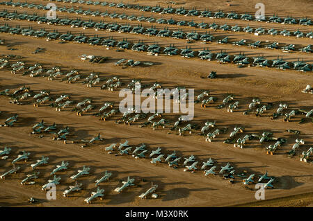 Lignes d'avions préservés à l'intérieur de la maintenance et la régénération de l'aéronautique 309e du groupe "Les Aventuriers" à la base aérienne Davis-Monthan Air Force Base, en Arizona le désert de l'Arizona est une sélection naturelle pour maison à l'Air Force d'avions seulement "les aventuriers" en raison de l'absence de rouille et de détérioration du métal avec le manque d'humidité dans le désert. (U.S. Air Force photo/Tech. Le Sgt. Bennie J. Davis III) Boneyard n029 en AirmanMagazine Banque D'Images