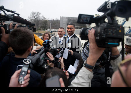 Le sergent-major de la Force aérienne. Serpico Elliott, un substitut pour le président américain Barrack Obama, parle avec les médias après l'investiture présidentielle de serment en répétition à Washington, D.C. (États-Unis Air Force photo/Val) Gempis AirmanMagazine Inauguration009 par Banque D'Images