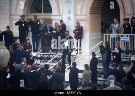 Le sergent-major de la Force aérienne. Serpico Elliott, un substitut pour le président américain Barrack Obama, promenades vers la scène au cours de l'investiture présidentielle de serment en répétition à Washington, D.C. (États-Unis Air Force photo/Val) Gempis AirmanMagazine Inauguration007 par Banque D'Images