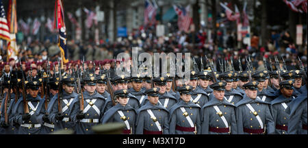 Les Cadets de l'Armée américaine à partir de l'Académie militaire des États-Unis à West Point, New York, Pennsylvania Avenue en mars lors de la 57e parade en l'honneur d'investiture présidentielle le président américain Barrack Obama et le Vice-président Joe Biden. (DoD photo de Marvin Lynchard) 130121 D  018 FW736 par DoD Nouvelles Photos Banque D'Images