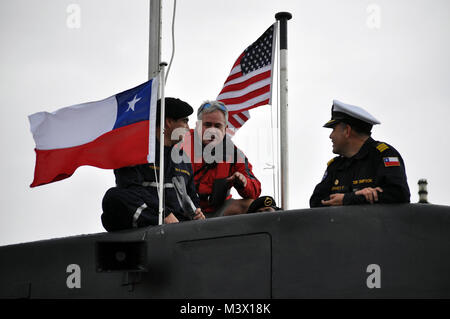 130207-N-IC228-005 NAVAL STATION MAYPORT, Floride (fév. 7, 2013) Le capitaine Eduardo Torres, commandant de la marine chilienne CS sous-marin Simpson (SS 21), et le port de Mayport, pilote Kevin Kavangh se préparer pour obtenir le sous-marin en cours après trois mois de visite portuaire appuyer l'Initiative de sous-marins diesel-électriques (DESI). Le programme permet aux membres du personnel de la marine des États-Unis pour former de petits sous-marins diesels, insaisissable. Simpson sera de retour à son port d'attache à Talcahuano, au Chili. (U.S. Photo de la marine par le lieutenant Cmdr. Corey Barker/libérés) 130207-N-IC228-005 par ussouthcom Banque D'Images