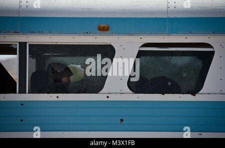 Lors d'une récupération du personnel de l'exercice dans le centre de formation et de recherche de Playas de Playas, N.M., un acteur se trouve sur un bus endommagé et attend d'être évacués par les forces amies. (U.S. Air Force photo/Senior Airman Andrew Lee) Angel Thunder-011 par AirmanMagazine Banque D'Images